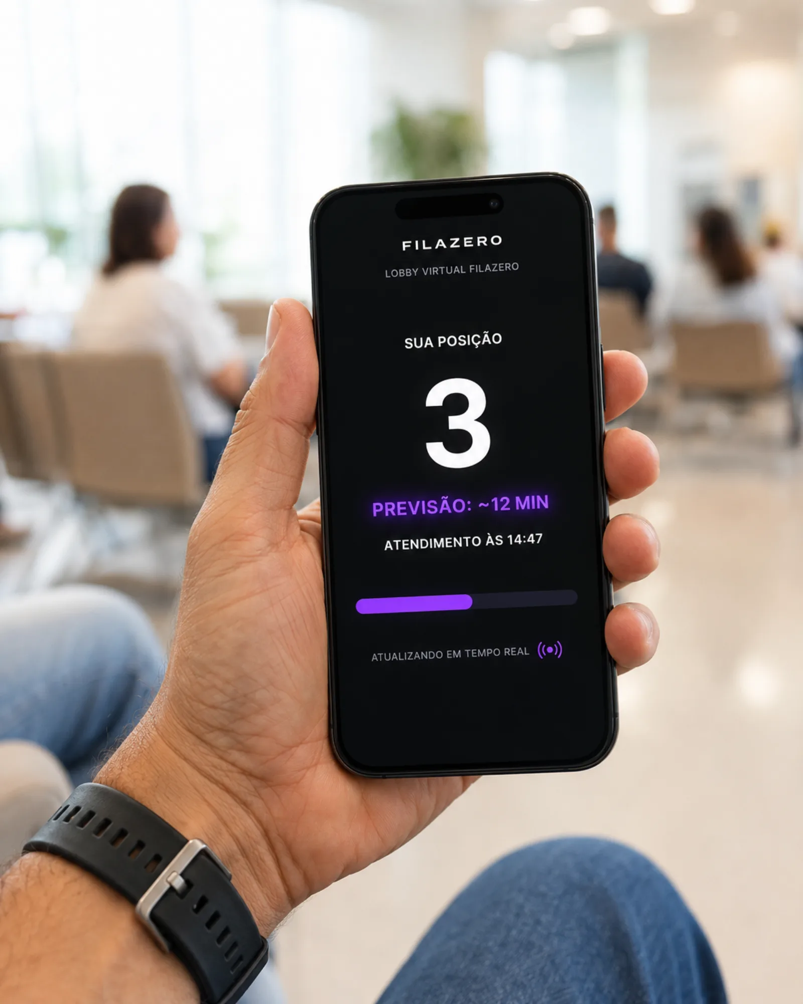 Celular nas mãos exibe o lobby virtual Filazero com posição 3, previsão de ~12 minutos, atendimento às 14:47, e barra de progresso violeta.