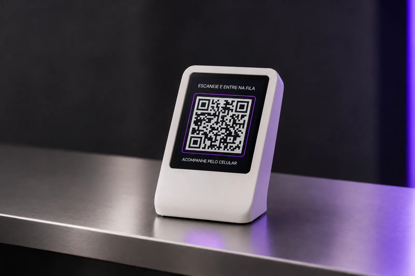 QR code Filazero impresso e fixado em pequeno display sobre o balcão de uma loja, leitura à distância de meio metro.